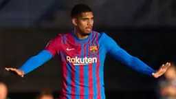 برشلونة يعلن تمديد عقد مدافعه...