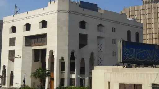 هل يجوز للمرأة الاستعانة بالجار...