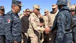 وزير الدفاع يتفقد قاعدة البحر...