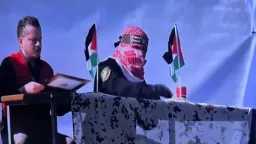 حماس تسلم الأسير الثالث ويوقع...