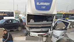 تصادم 3 سيارات يعطل حركة...