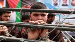 ضمن صفقة التبادل.. وصول 15...