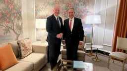 وزير الخارجية يستعرض مع عضو...