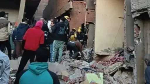 تفاصيل انهيار عقار في منطقة...
