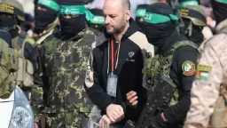 القسام تفرج عن 6 أسرى...