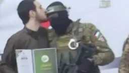 أسير إسرائيلي يقبل رأس مقاتل...