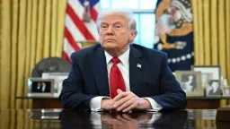 ضربات مستمرة.. ترامب يتوعد الحوثيين