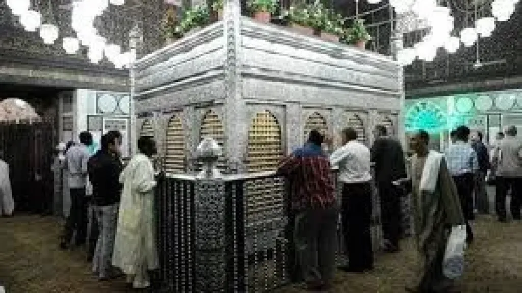 زيارة الأضرحة